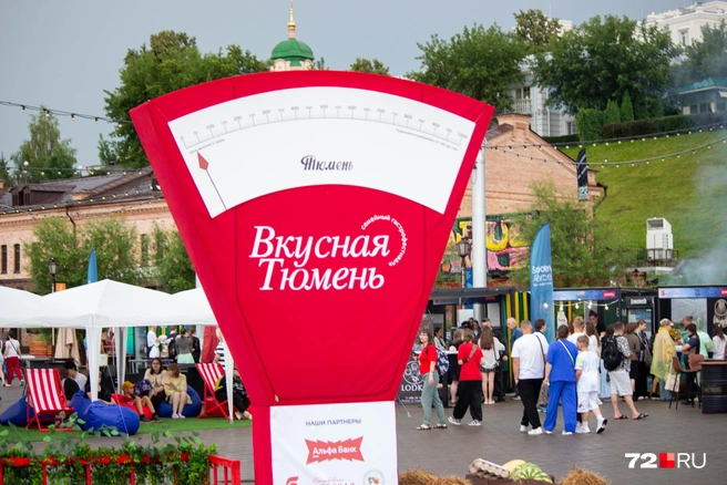 На набережной поставили арт-объект&nbsp;— знаменитые тюменские весы | Источник: Павел Красотник / 72.RU