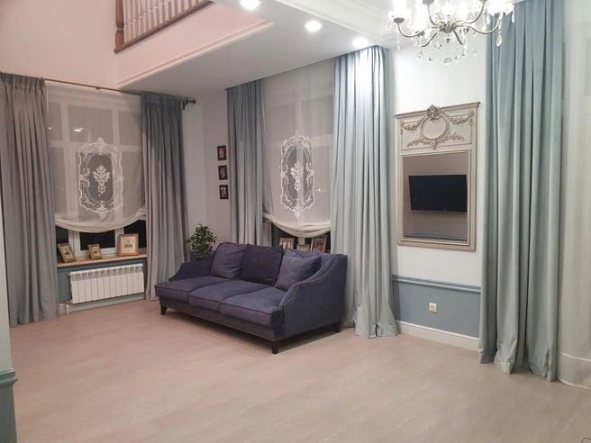 Шторы, ниспадающие мягкими складками, создают в комнате атмосферу уединенности и покоя | Источник: «Галерея Арт»