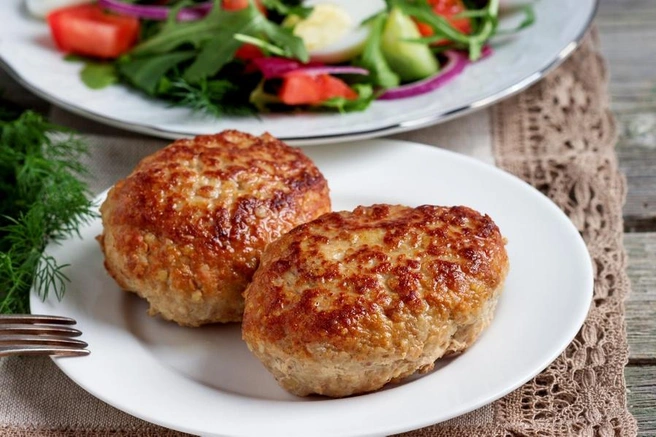 Иногда, чтобы котлеты стали пышнее, нужно просто вспомнить советы из старой доброй классики | Источник: Shutterstock