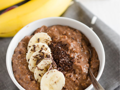 Завтрак чемпионов: готовим шоколадную овсянку с жареным бананом