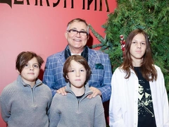 Дибров отчитал детей, Лель вышла в редком ожерелье, а Margo показала сына: открытие Ледового театра Навки