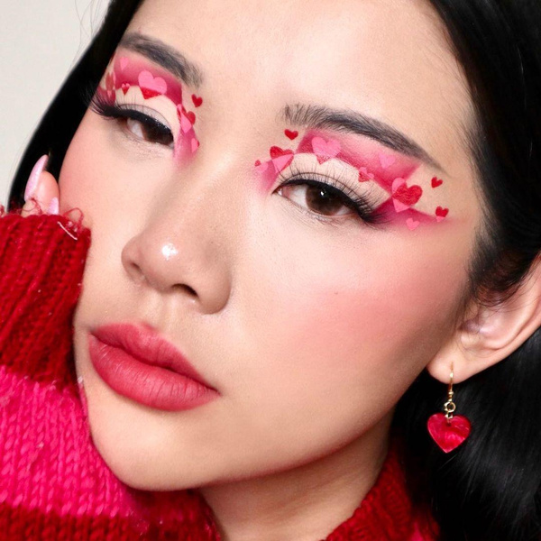 Красная помада, стрелки и сердечки: 10 самых красивых макияжей на День святого Валентина 💗