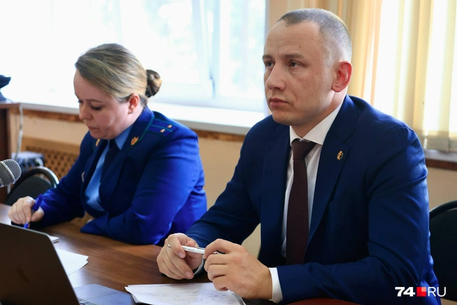 Врача на заседании не было, но его интересы представлял адвокат Илья Калетин | Источник: Михаил Шилкин 