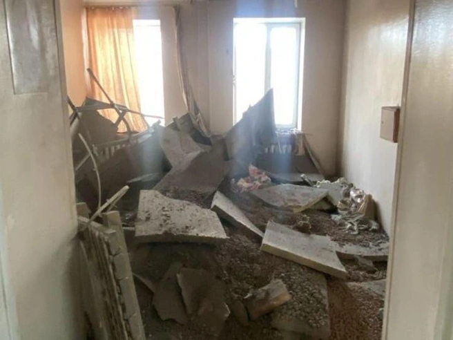 Судя по фото, потолок обрушился довольно серьезно | Источник: СУ СКР по Новосибирской области