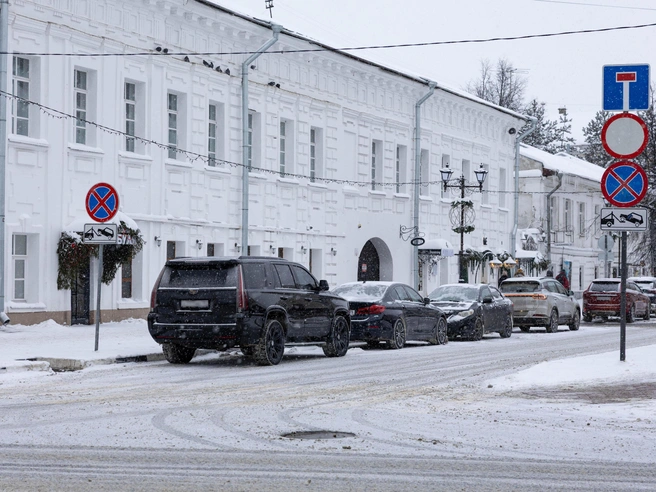 Многие автомобилисты продолжают ставить машины в зоне действия запрещающих знаков | Источник: Артем Бауман / 76.RU