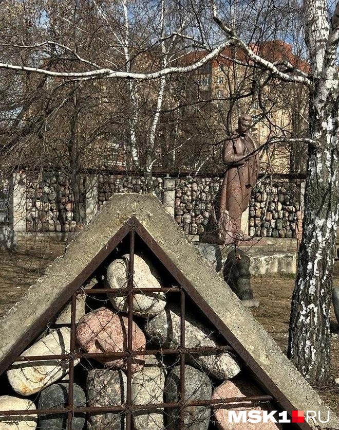 Иосиф Сталин изображен спиной к камням, которые символизируют жертв | Источник: Елена Халматова / MSK1.RU