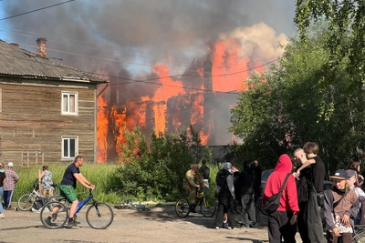 Огонь охватил деревянный дом в Архангельске