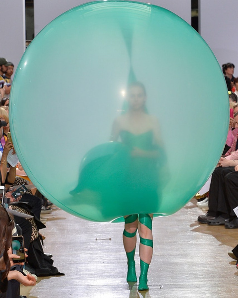 Чудеса моды: воздушные шары на глазах превращаются в платья