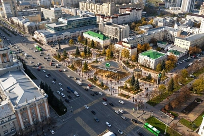 Парковка или пустая площадь? Мнения о месте у мэрии