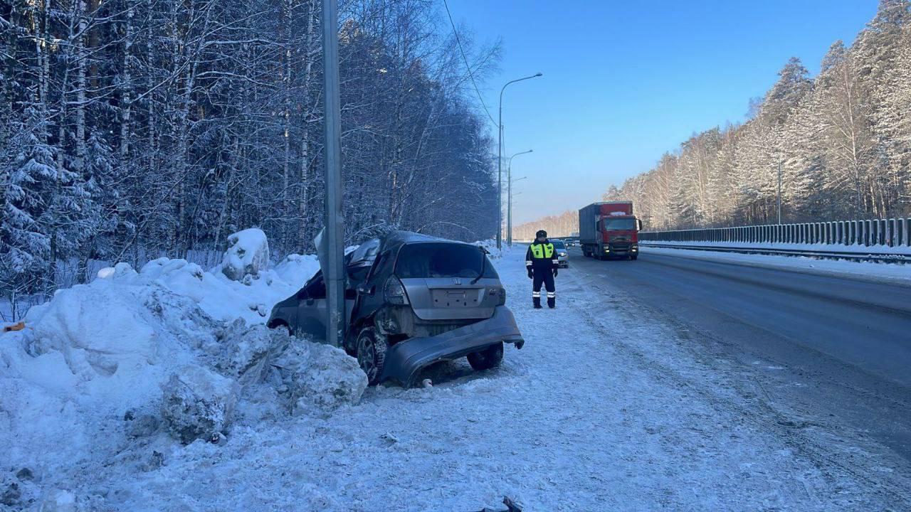 В Екатеринбурге девушка на Honda вылетела с дороги в фонарный столб и  погубила пассажира - 4 февраля 2024 - Е1.ру