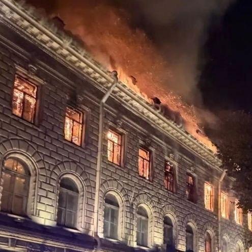 «Это похоже на поджог»: почти уничтоженный особняк Миллера в Петербурге загорелся из-за бизнес-проблем или по случайности?