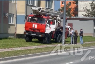 В Южно-Сахалинске у многоэтажки собрались оперативные службы