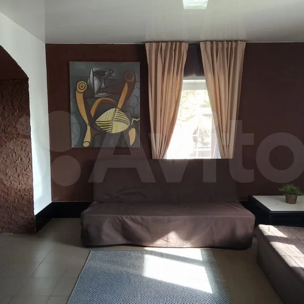 Внутри же владельцы постарались украсить интерьер картинами | Источник: Avito.ru