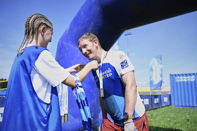 Одно из многочисленных награждений Антона | Источник: Антон Суровцев / VK