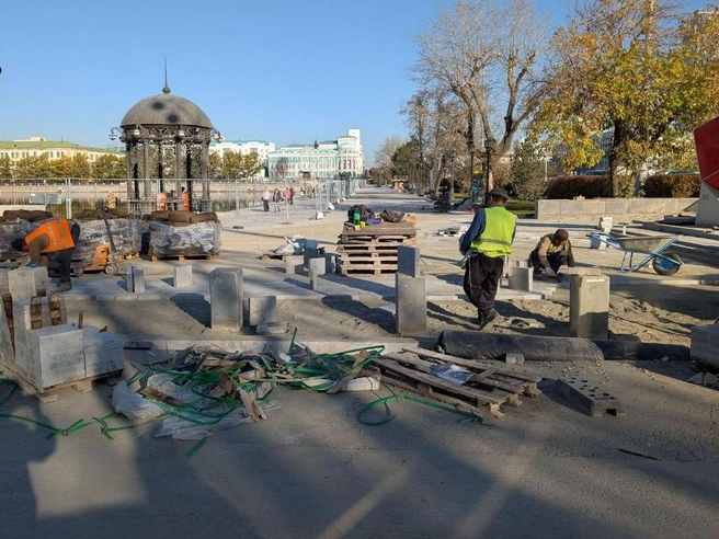Рабочие продолжают перекладывать плитку | Источник: «Интересный Екатеринбург» / T.me