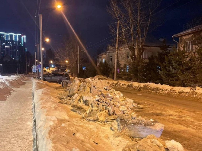 Сложности с очисткой улиц от снега фиксируют в различных районах города. | Источник: читатель НГС