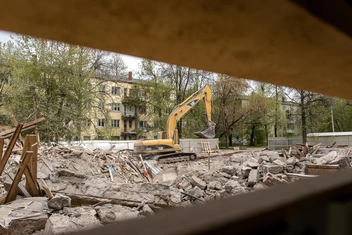 Многоквартирный дом на Коминтерна, 6 находится по соседству с Компросом, 94&nbsp;— его видно на этом кадре | Источник: Василина Любимова / 59.RU