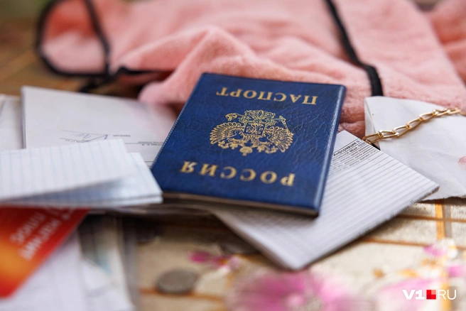 Ранее потерянный паспорт полицейские изъяли | Источник: Алексей Волхонский / V1.RU