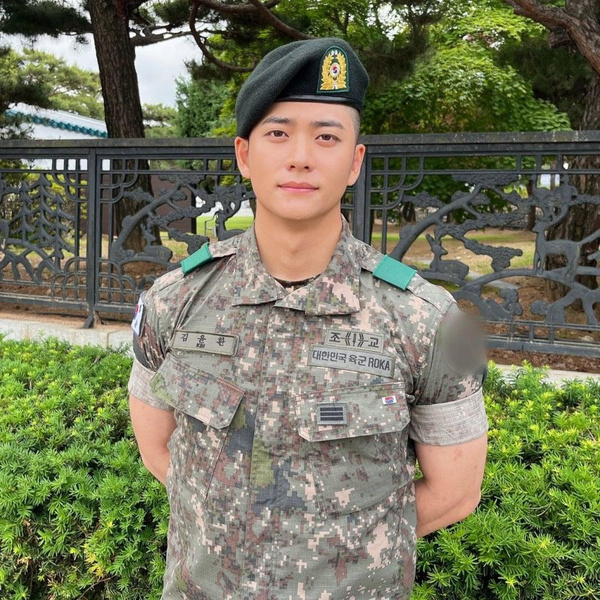 17 айдолов и актеров Южной Кореи, которые вернутся из армии в 2024 году