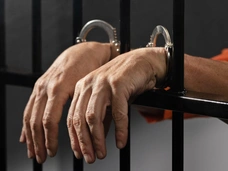 В Петербурге 40-летний мужчина убил дочь, после чего бегал по лестничной клетке с ножом