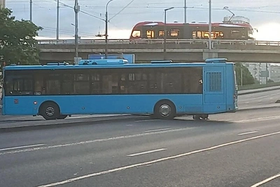 Автобус №140 застрял на разделительном островке у Володарского моста