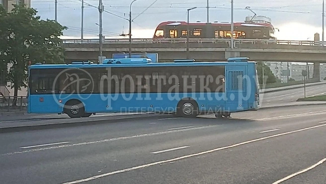 Пугающий маневр: автобус запрыгнул на разделительный островок у Володарского моста | Источник: читатель «Фонтанки»