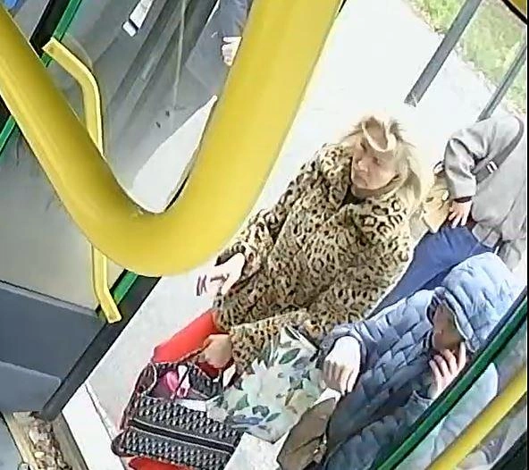 Екатеринбурженка была в ярком образе: леопардовая шубка, красные брюки и сумка Christian Dior | Источник: камеры наблюдения