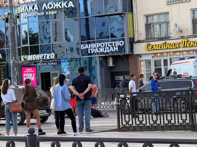 Неравнодушные жители города обступили женщину, чтобы на нее, не дай бог, не наехали машины | Источник: читатель E1.RU
