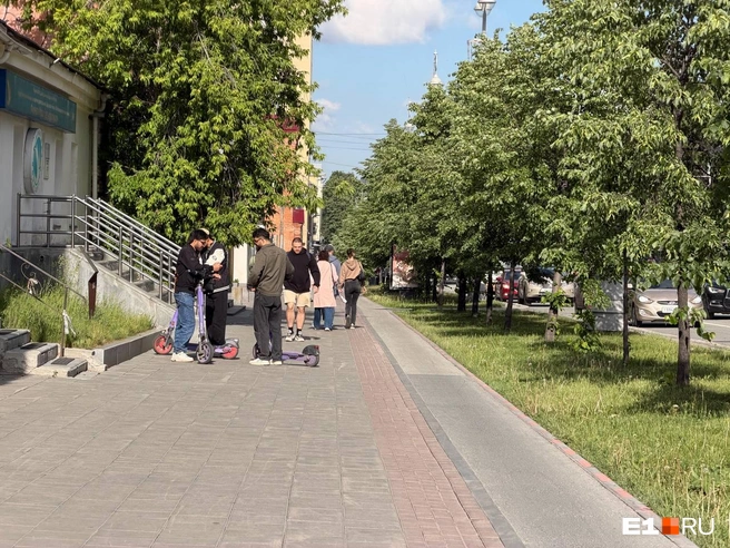 Народ спокойно гуляет по городу | Источник: Дарья Манохина / E1.RU