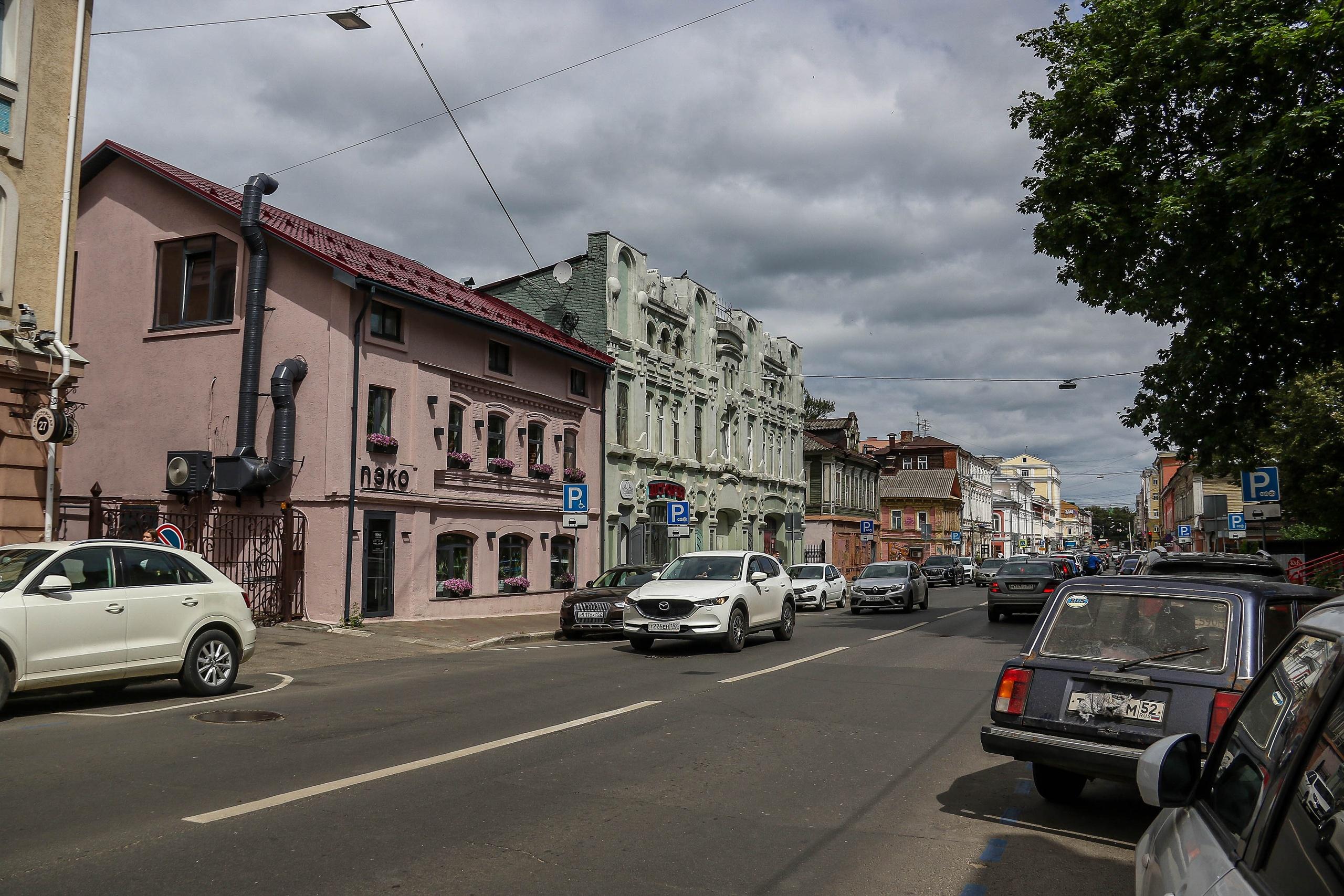 В Нижнем Новгороде на месяц перекроют улицу рядом с кремлем — где можно объехать