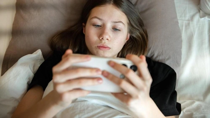 4 причины, почему соцсети намного опаснее для девушек-зумеров, чем для их сверстников — парней | Источник: Iren_Geo/Shutterstock/Fotodom.ru