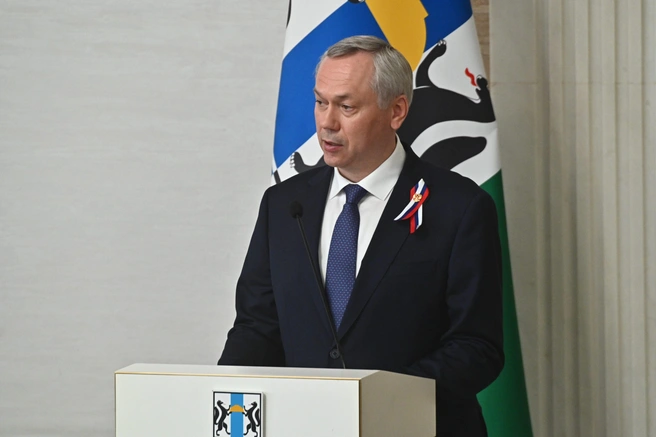 Основной документ гражданина РФ ребята получали из рук губернатора и первых лиц региона | Источник: www.nso.ru