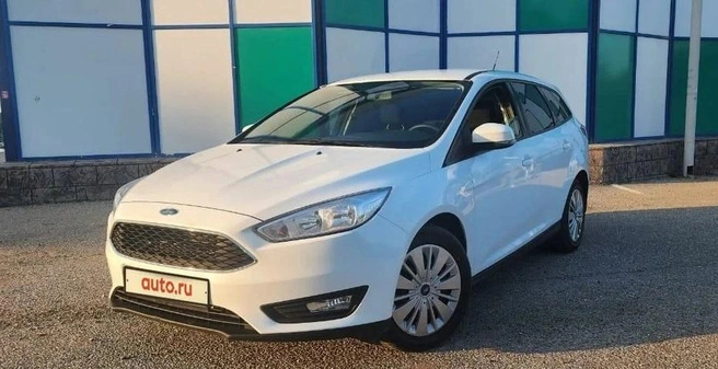 За этот универсал Ford Focus III с 1,6-литровым мотором (105&nbsp;л.&nbsp;с.) и «роботом» 2017 года выпуска просят 1,25&nbsp;млн рублей. Пробег заявляется 155 тысяч километров | Источник: Auto.ru