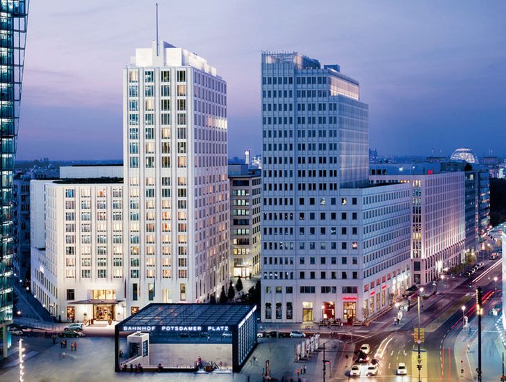 Архитектура современного Берлина (это фасад отеля Ritz-Carlton) напоминает Нью-Йорк.