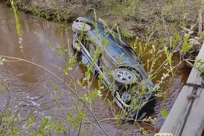 Автомобиль слетел в реку в Амурской области