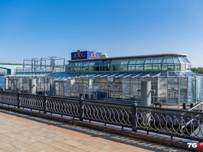 В Ярославле сохраняется правовой спор вокруг ресторана-причала на Волге | Источник: Кирилл Поверинов / 76.RU