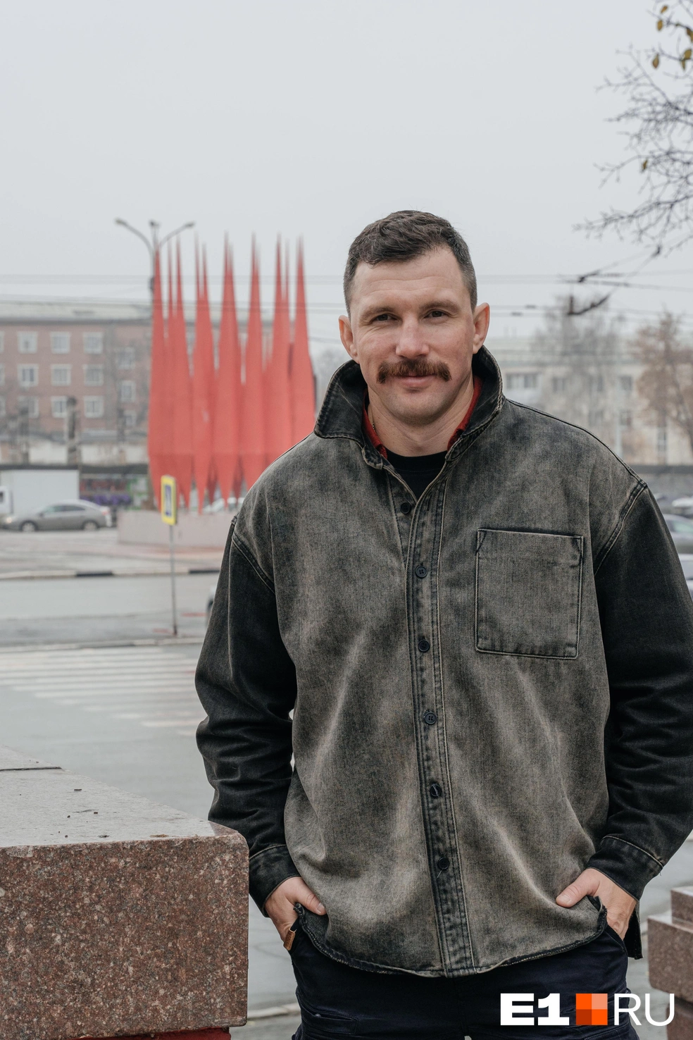 Ведущий сделал памятный снимок на фоне Краснознаменной группы | Источник: СТС