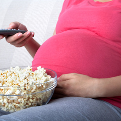 Перекус будущей мамы перед телевизором грозит малышу лишним весом