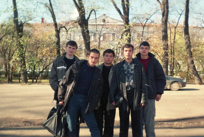 Павел (крайний справа) с друзьями у физфака ИГУ | Источник: Павел Скоробогатов