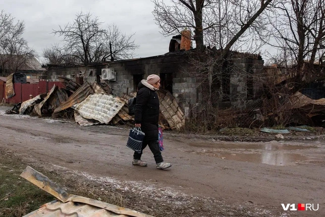 Проходя мимо сгоревшего дома, местные каждый раз будут вспоминать ужасную трагедию | Источник: Алексей Волхонский / V1.RU