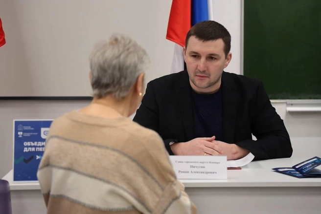 Пичугин общается с жителями округа | Источник: Роман Пичугин / Vk.com