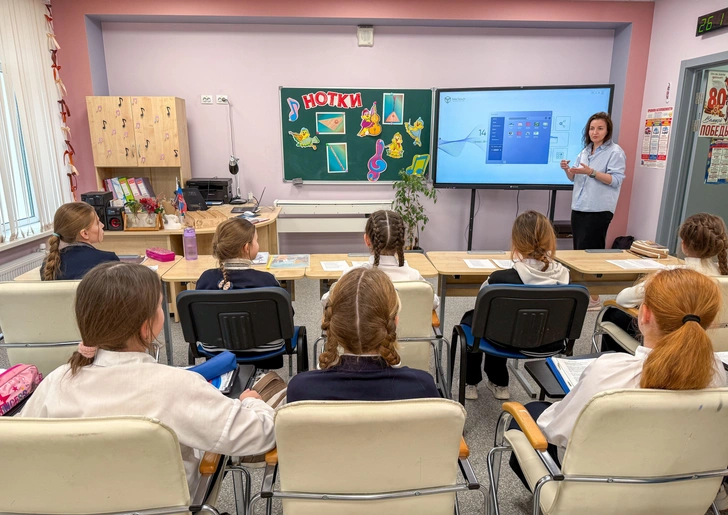 14-летняя школьница напала на учителя и одноклассницу с ножом | www.starhit.ru