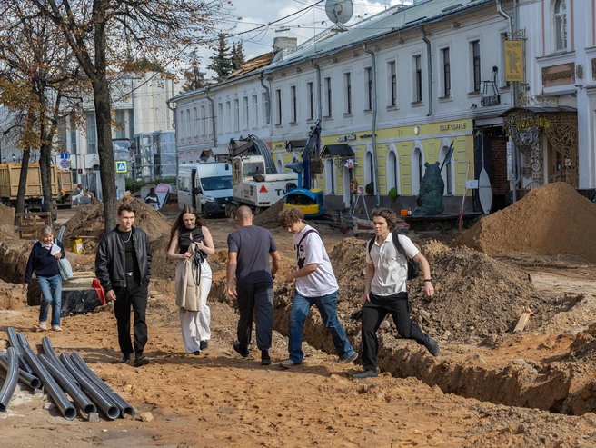 Пешеходы гуляют так, словно здесь уже плитка | Источник: Александр Куренной / 76.RU