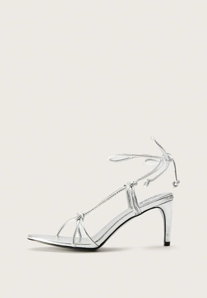 Мерцающие босоножки — элегантная альтернатива новогодним каблукам