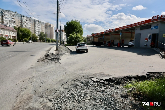 Вдоль дороги начали обустраивать узкий газон, велосипедную и пешеходную дорожки, параллельную парковку. Объективно, места на все мало. Дубы, как видно на этом фото, стояли на пути | Источник: Наталья Лапцевич