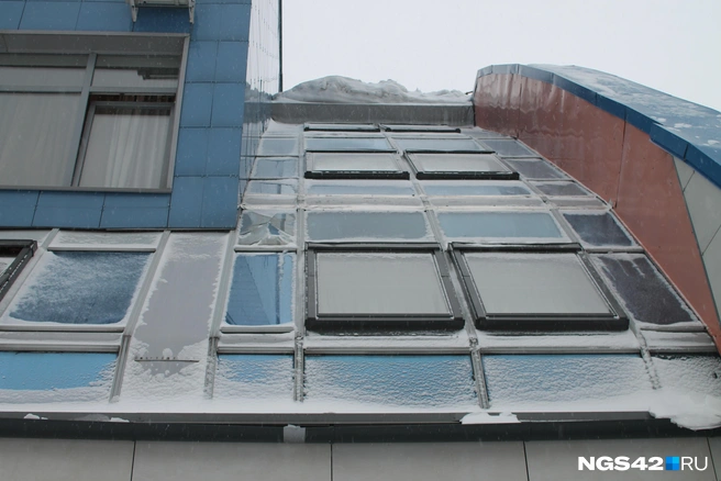 Стекла на закругленном фасаде частично битые | Источник: Елена Гуськова / NGS42.RU