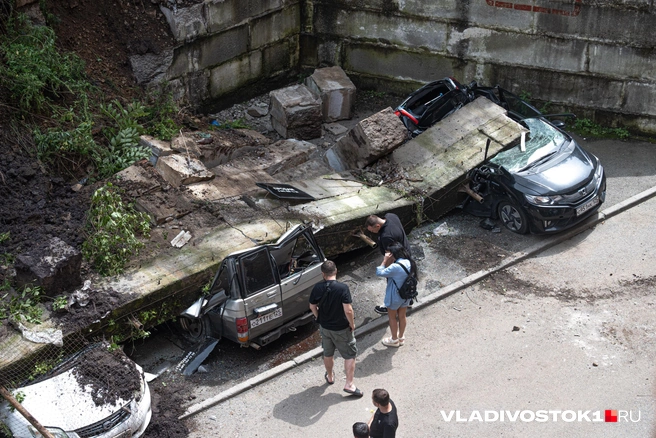 В прошлом июле подпорная стена во Владивостоке раздавила несколько автомобилей. Чудом никто не пострадал | Источник: Елена Буйвол / VLADIVOSTOK1.RU