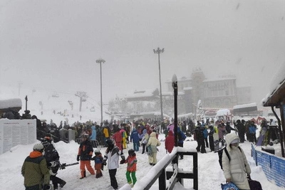 Толпы горнолыжников на склонах Сочи при плохой видимости