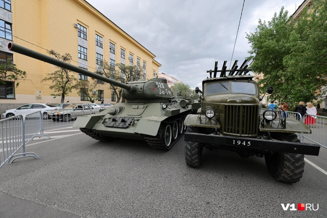 В голове колонны традиционно пойдет легендарный Т-34 с бортовым номером 20 | Источник: Алексей Волхонский / V1.RU