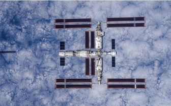 Китайская космическая станция пролетает над Землей